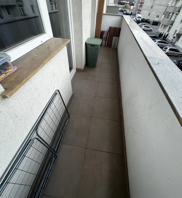 Balcon în apartament cu două camere, situat în zona Cetății, Florești, Cluj.